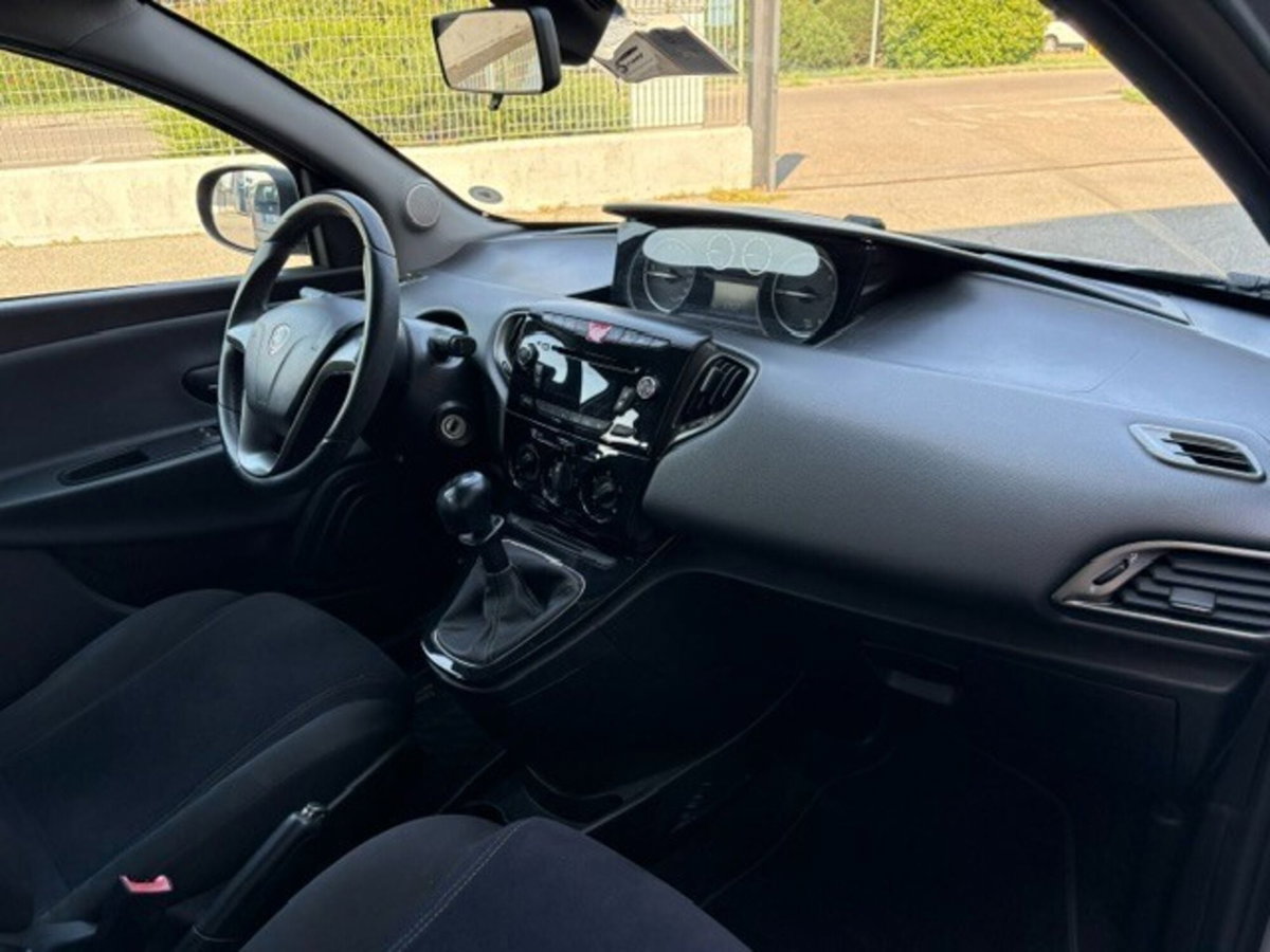 Lancia Ypsilon 1.2 69 CV 5 porte Gold (15)