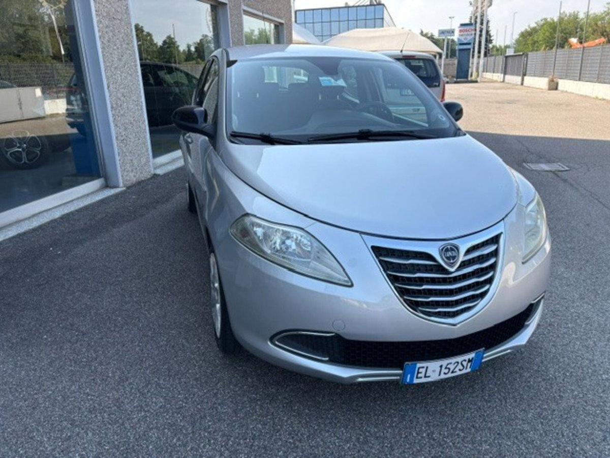Lancia Ypsilon 1.2 69 CV 5 porte Gold (3)