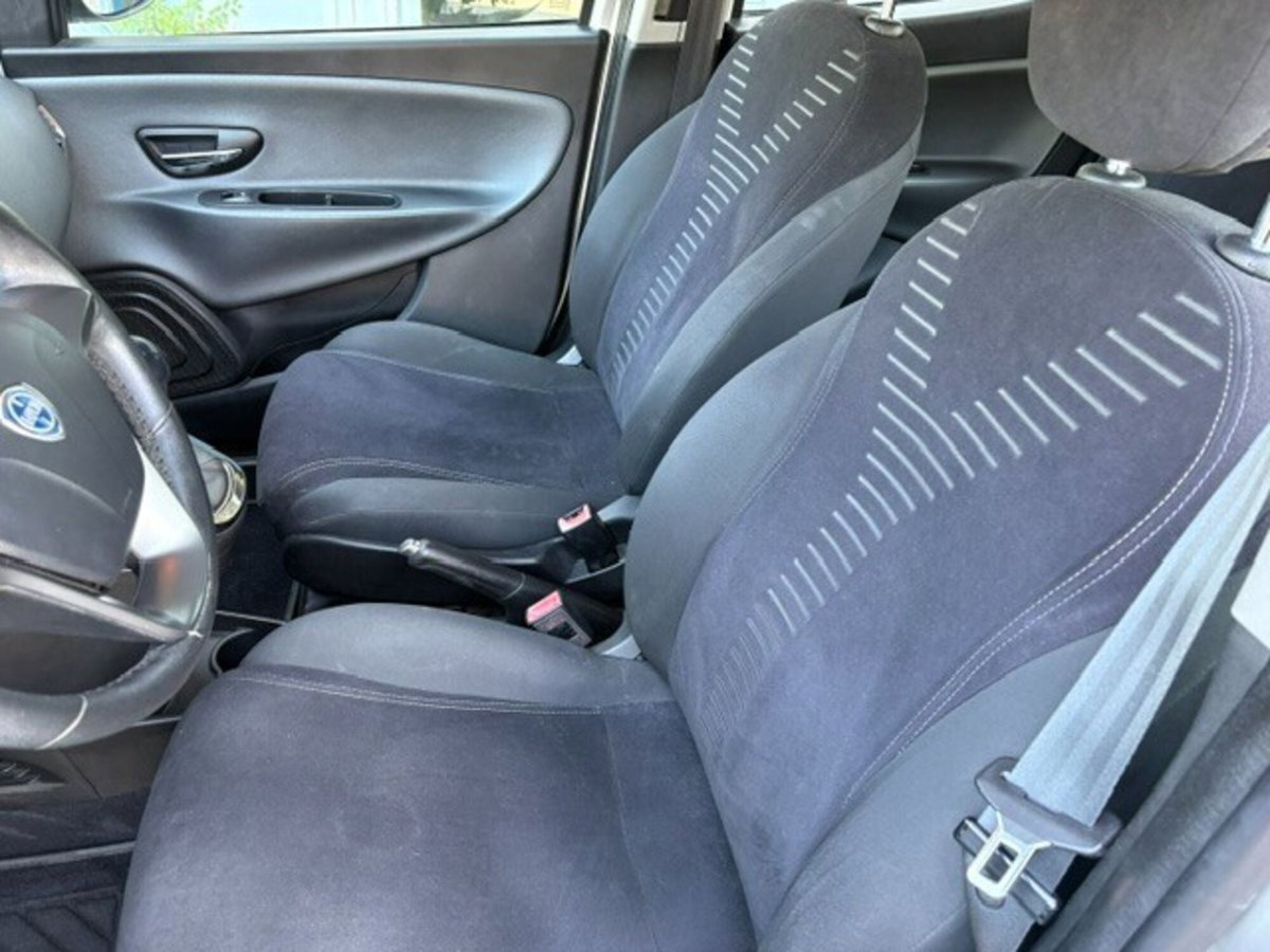 Lancia Ypsilon 1.2 69 CV 5 porte Gold (9)