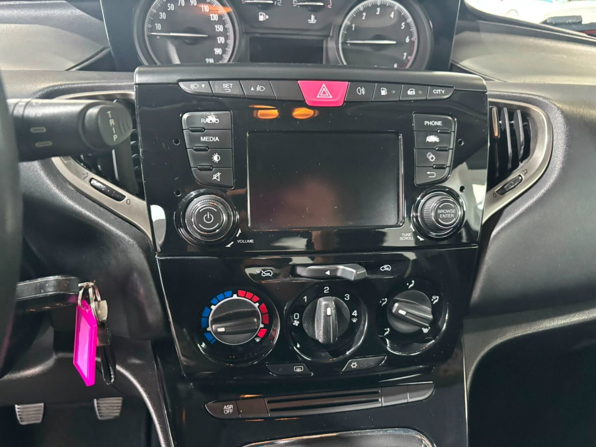 Lancia Ypsilon 1.2 69 CV 5 porte GPL Ecochic Silver (14)