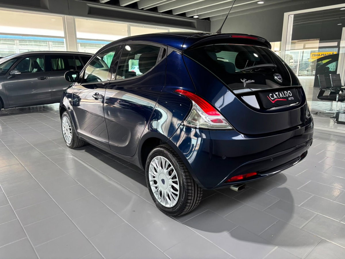 Lancia Ypsilon 1.2 69 CV 5 porte GPL Ecochic Silver (3)