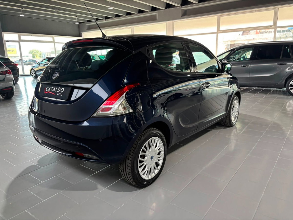 Lancia Ypsilon 1.2 69 CV 5 porte GPL Ecochic Silver (5)