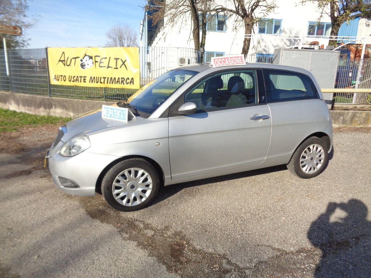 Lancia Ypsilon 1.2 Platino (2)