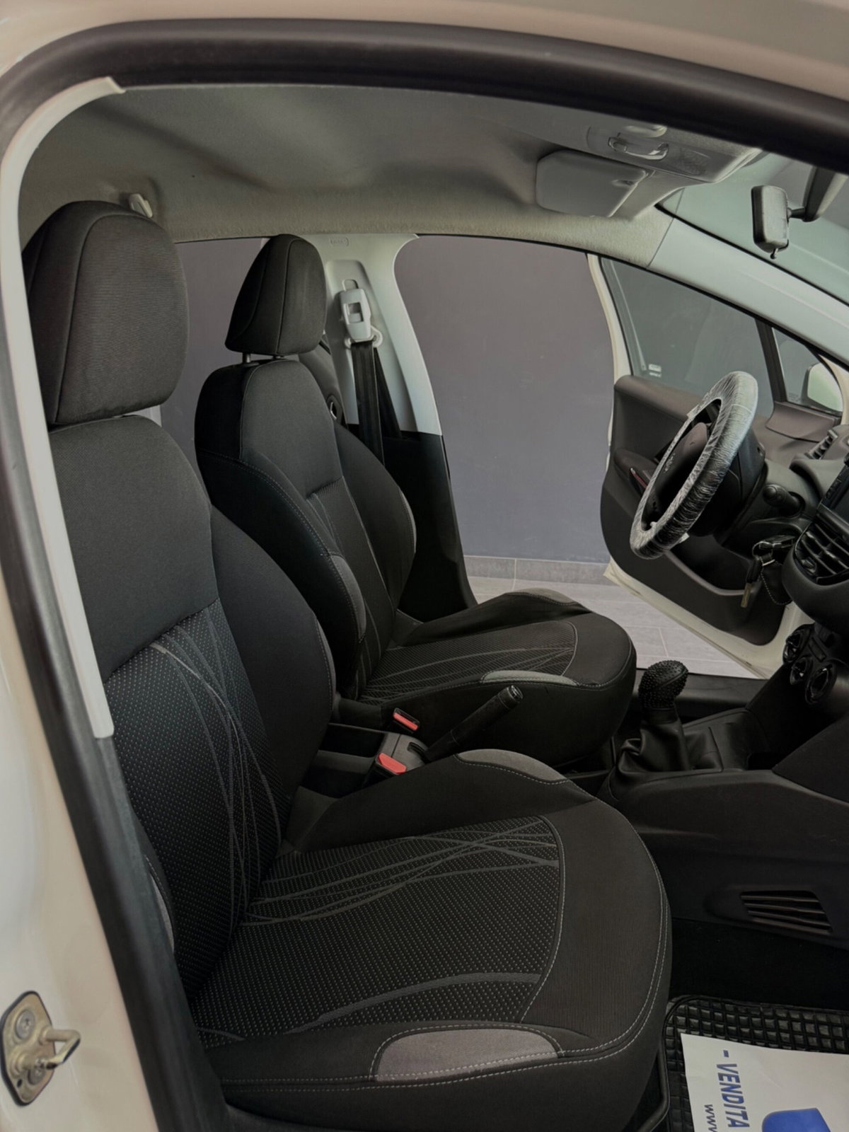 Peugeot 208 HDi 68 CV 5 porte Allure (15)