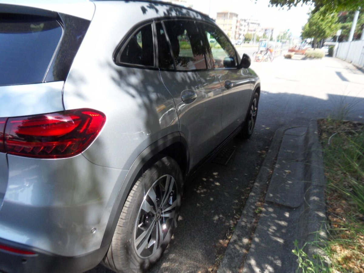 Mercedes-Benz GLA SUV 200 d Progressive Extra auto (2)