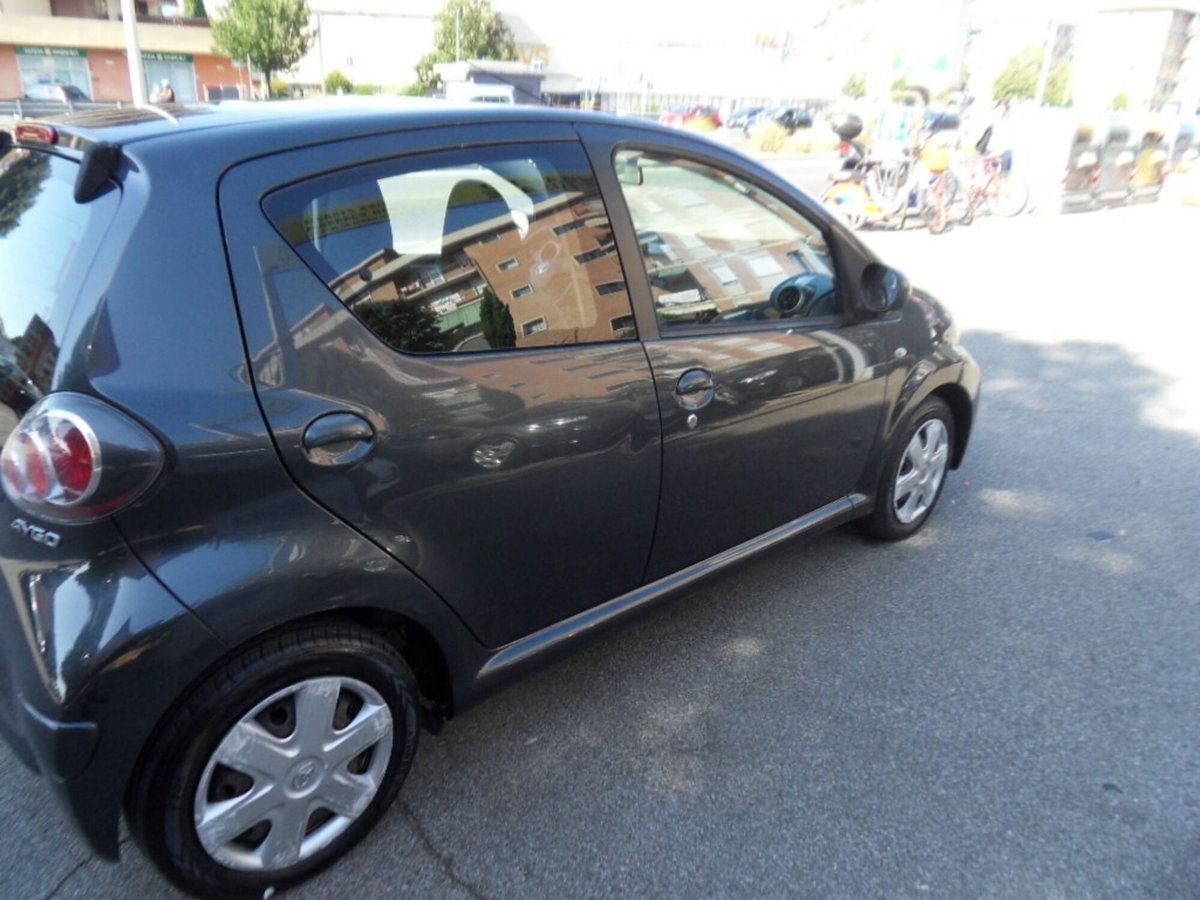 Toyota Aygo 1.0 12V VVT-i 5 porte Active (2)