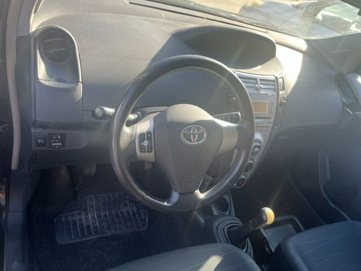 Toyota Yaris 1.0 5 porte (3)
