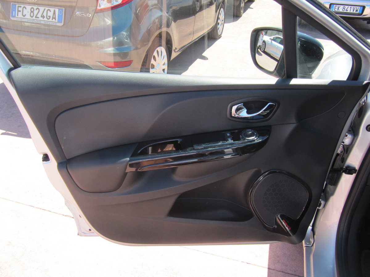 Renault Clio 1.2 75CV 5 porte Live (9)