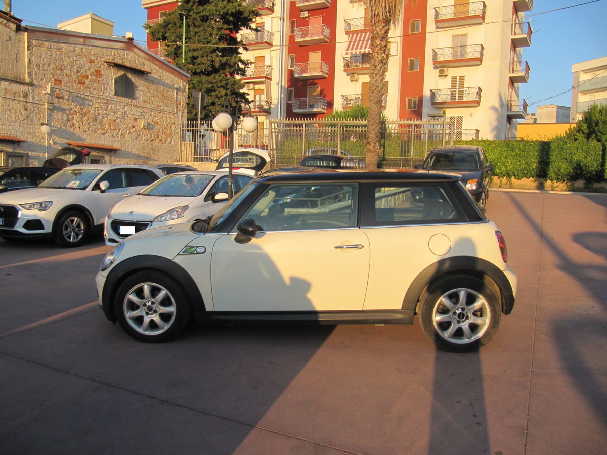 MINI Mini 1.6 16V Cooper D (2)
