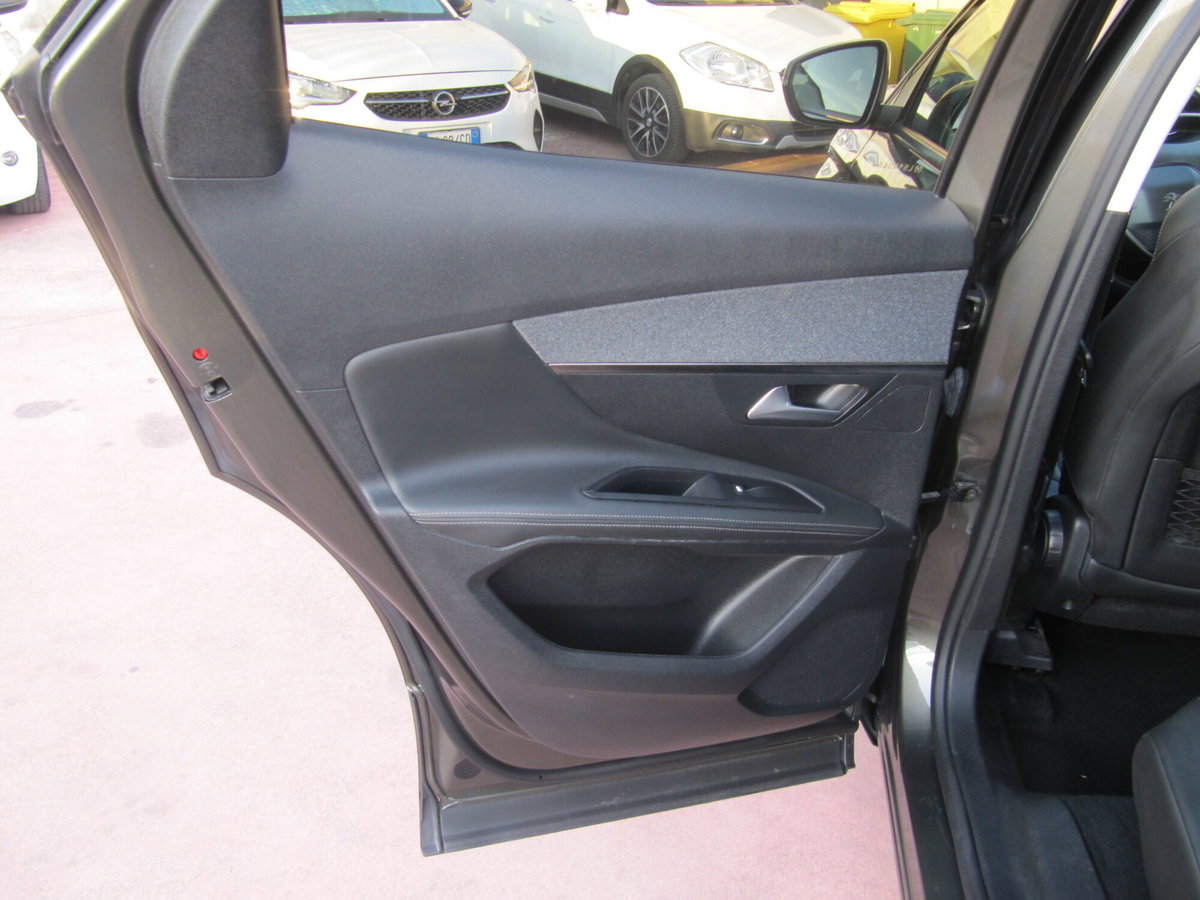 Peugeot 3008 BlueHDi 130 S&S EAT8 Allure Pack (16)