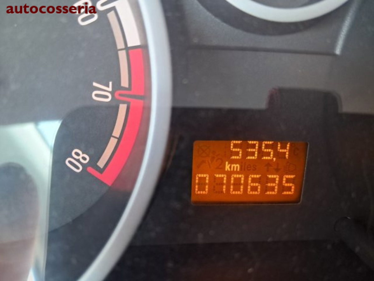 Opel Corsa 1.2 5 porte Club (2)