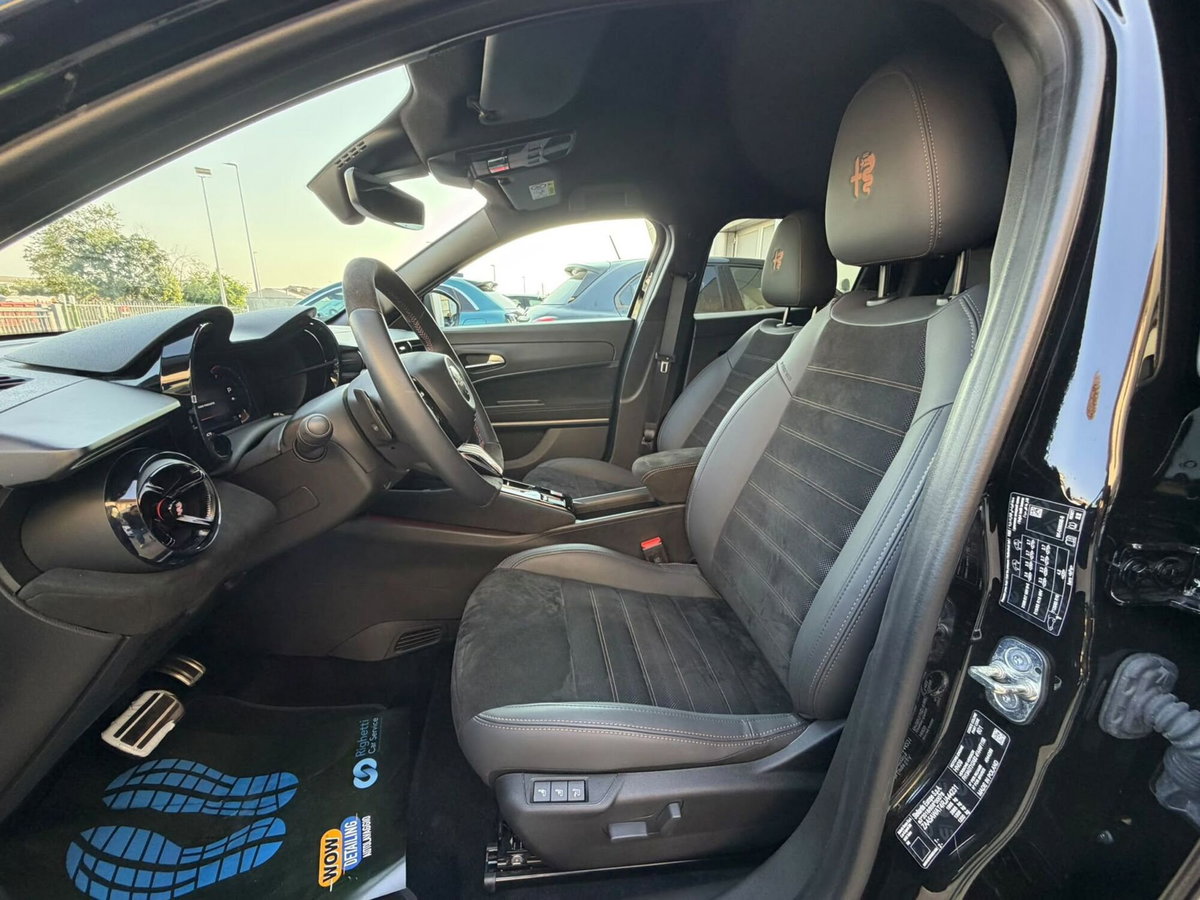 Alfa Romeo Junior 1.2 ibrida Q4 Intensa 145cv edct6 (10)