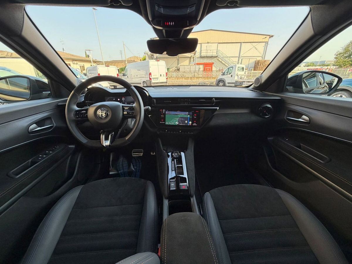 Alfa Romeo Junior 1.2 ibrida Q4 Intensa 145cv edct6 (8)