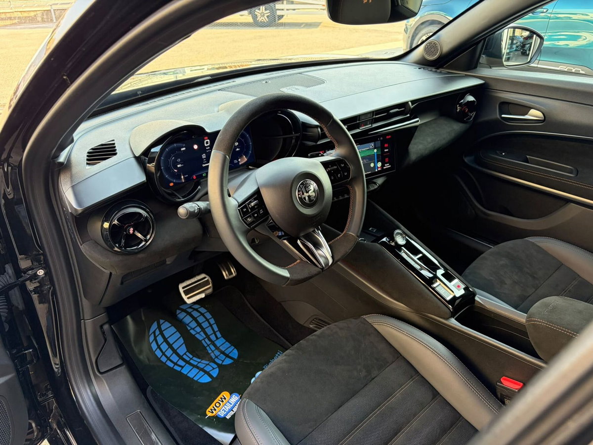 Alfa Romeo Junior 1.2 ibrida Q4 Intensa 145cv edct6 (9)