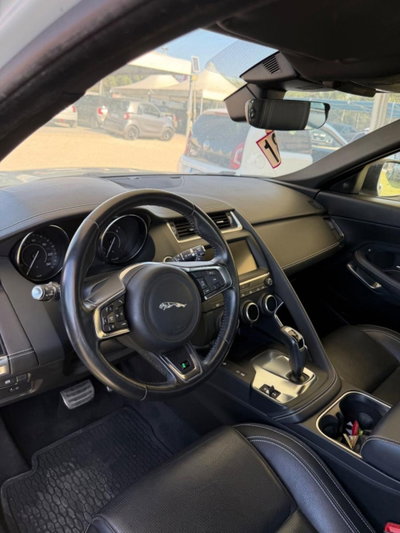 Jaguar E-Pace 2.0D 180 CV AWD R-Dynamic SE (11)