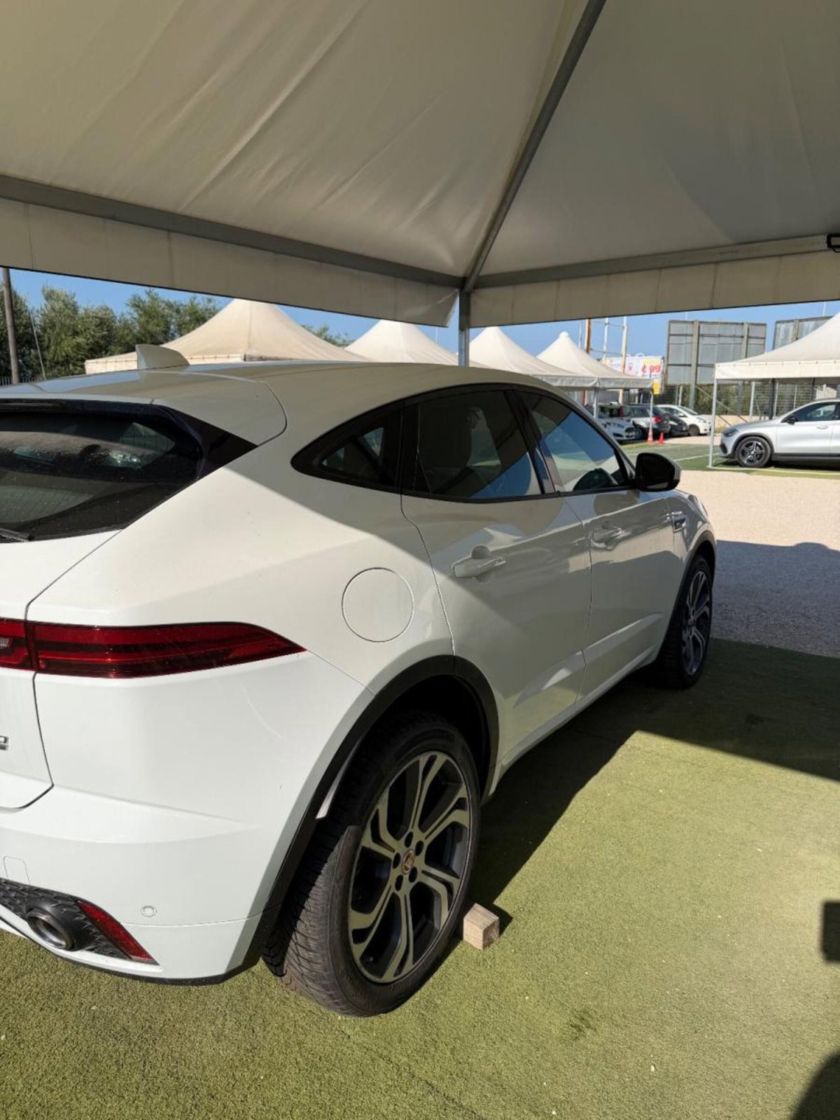 Jaguar E-Pace 2.0D 180 CV AWD R-Dynamic SE (14)