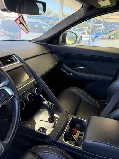 Jaguar E-Pace 2.0D 180 CV AWD R-Dynamic SE (9)