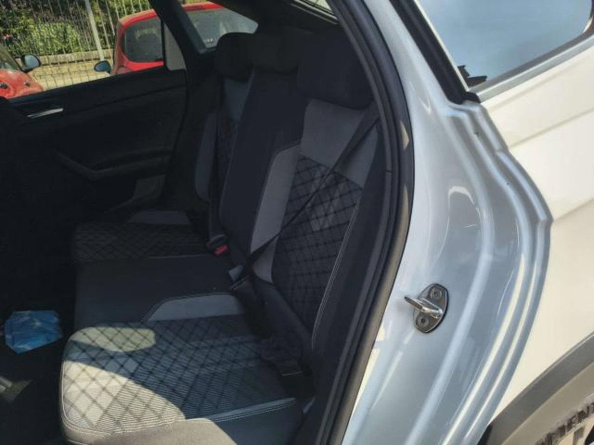 Volkswagen Taigo 1.0 TSI 110 CV DSG R-Line (4)