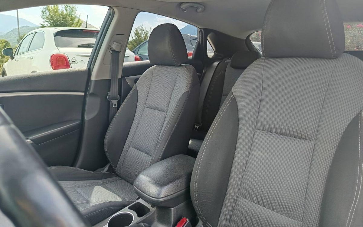 Hyundai i30 1.6 CRDi 5p. Comfort (11)
