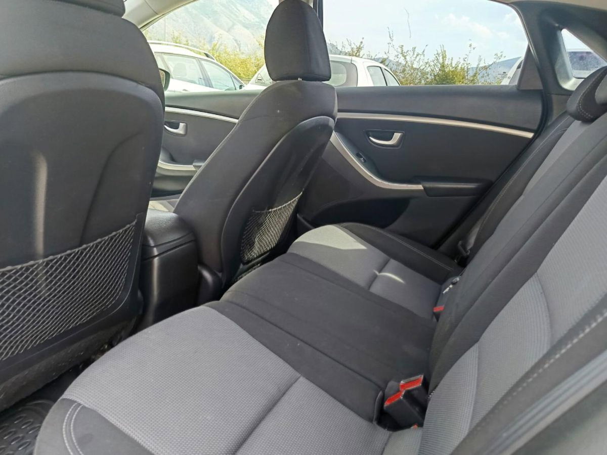 Hyundai i30 1.6 CRDi 5p. Comfort (12)