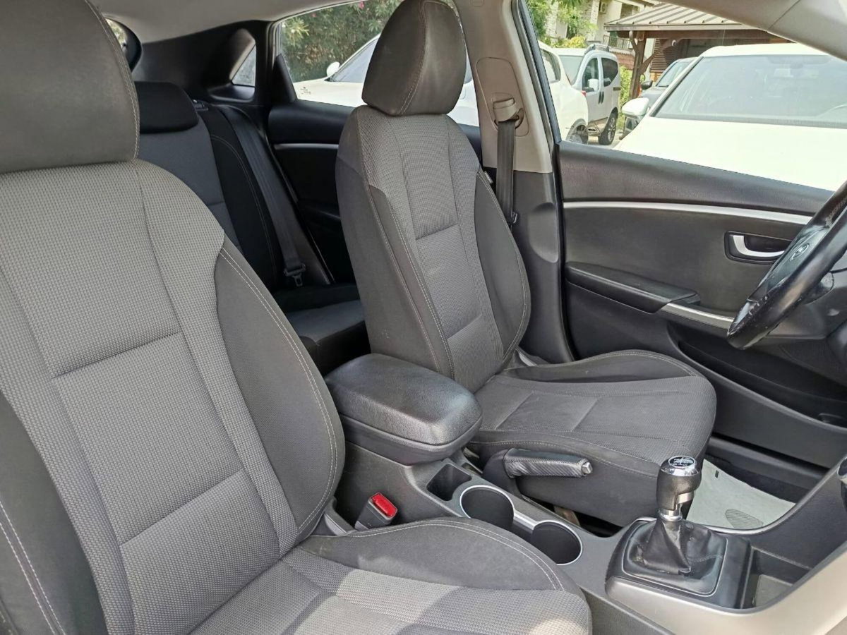 Hyundai i30 1.6 CRDi 5p. Comfort (15)