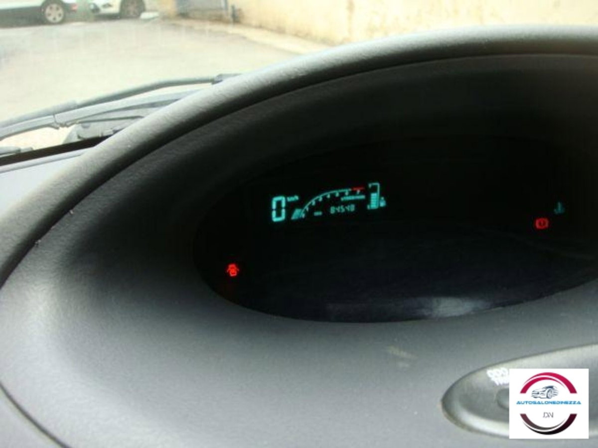 Toyota Yaris 16V cat 5 porte Sol (12)
