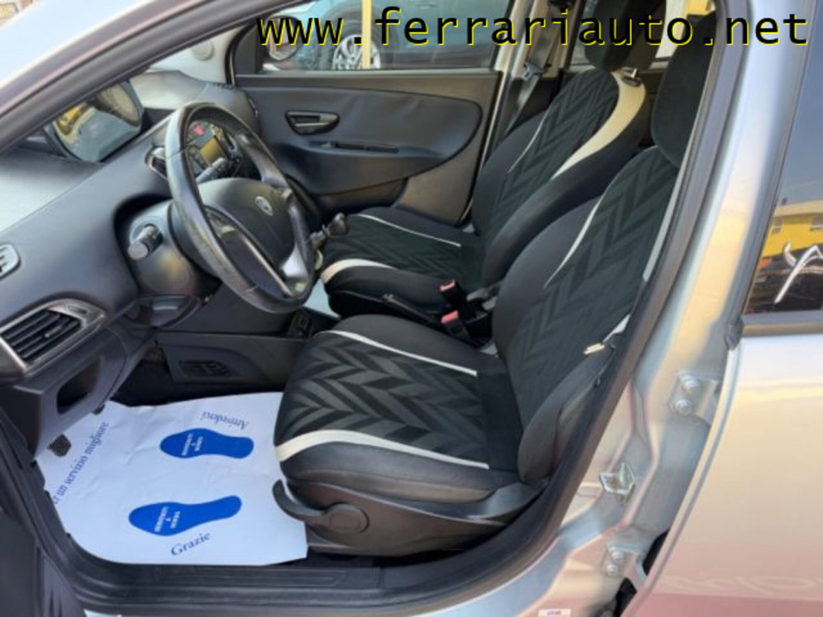 Lancia Ypsilon 1.2 69 CV 5 porte Gold (7)