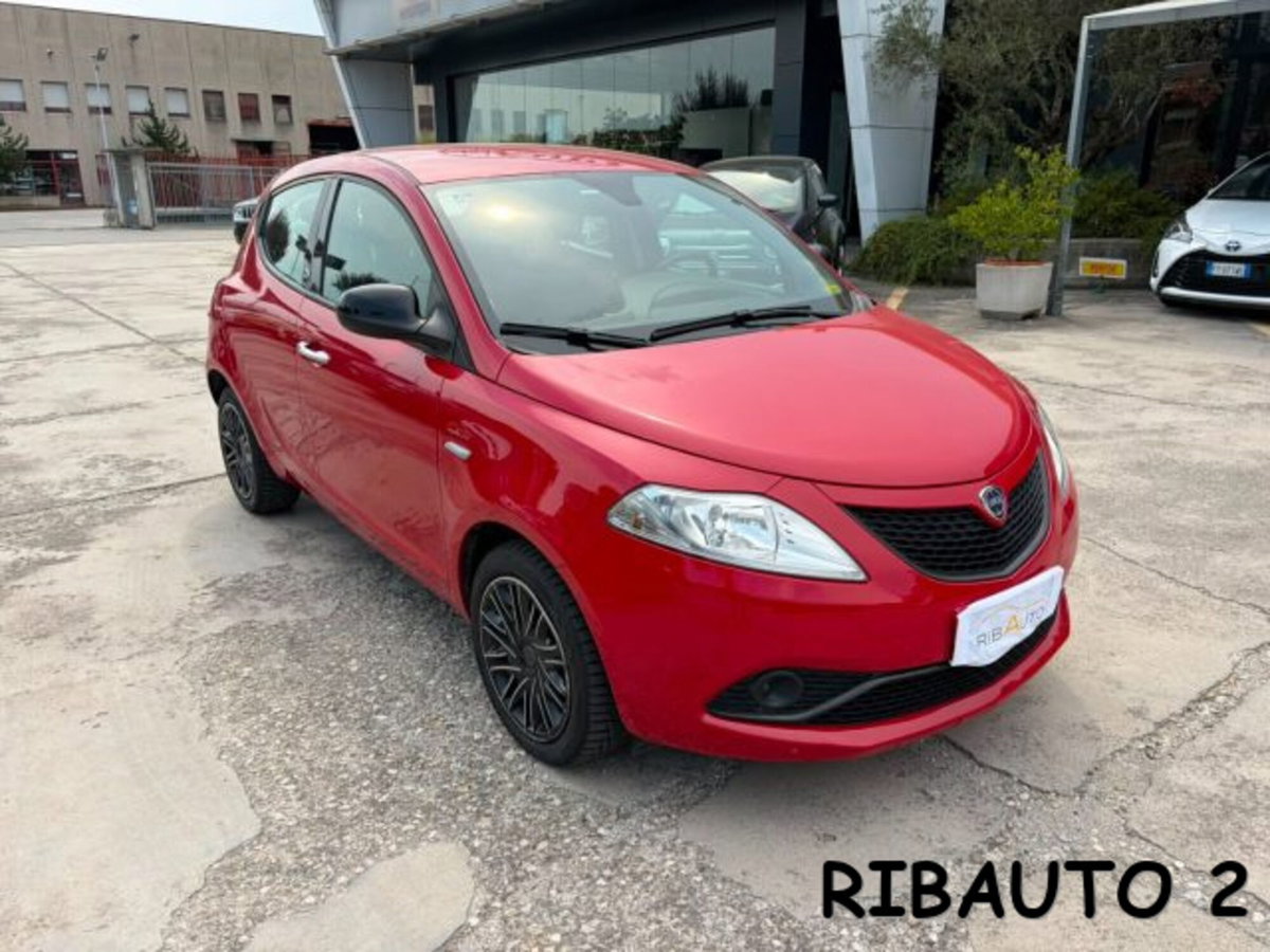 Lancia Ypsilon 1.2 69 CV 5 porte GPL Ecochic Gold (4)
