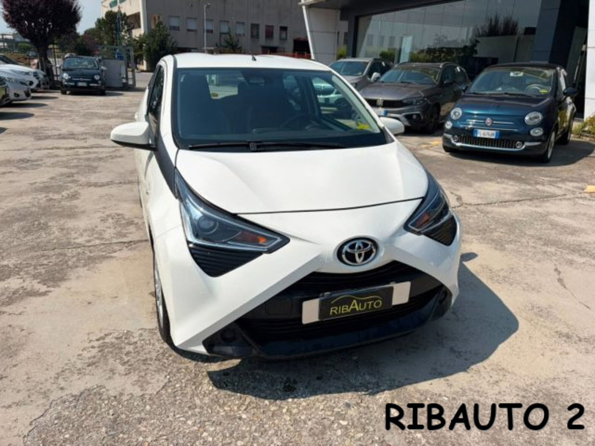 Toyota Aygo 1.0 VVT-i 69 CV 5 porte x-clusiv (3)