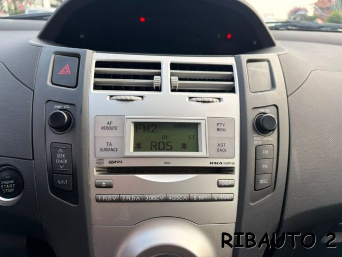 Toyota Yaris 1.0 5 porte Luxury pack (13)