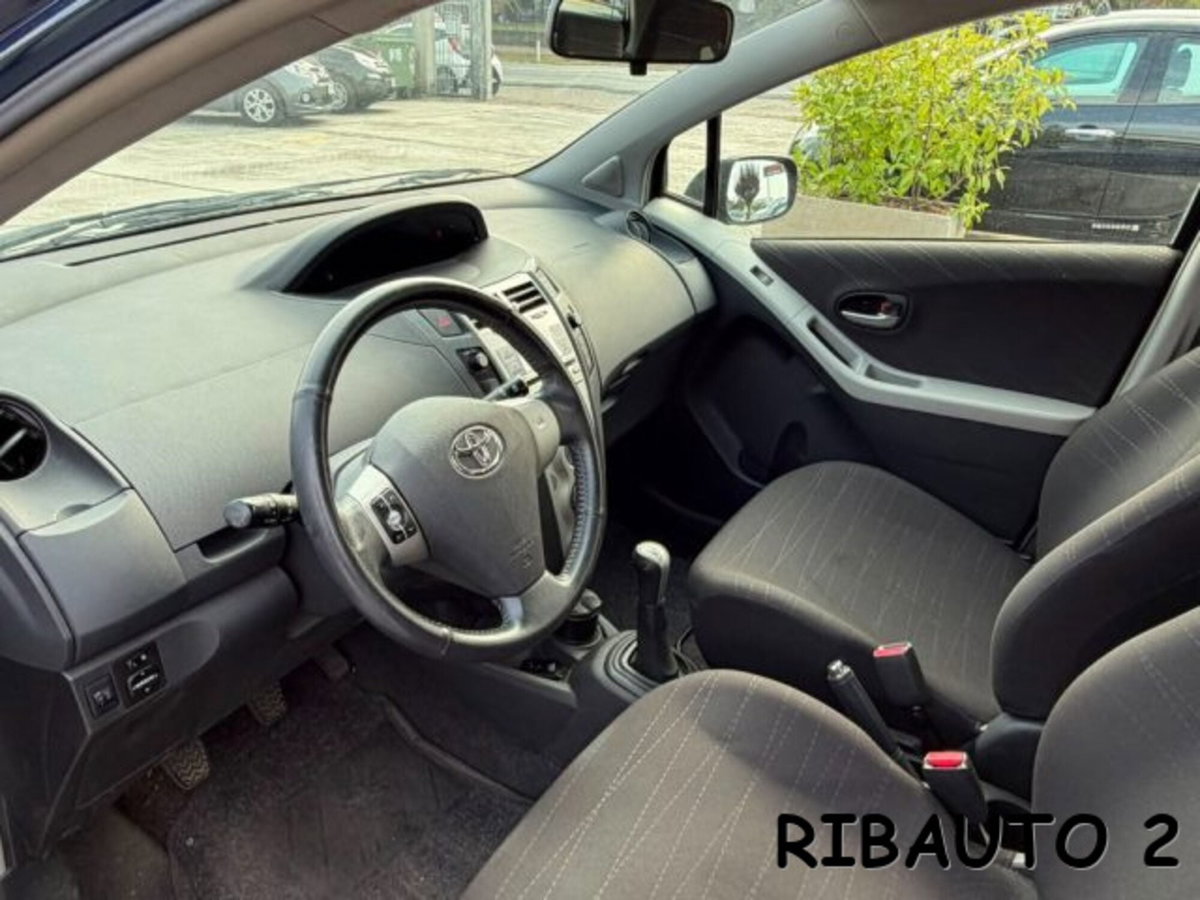 Toyota Yaris 1.0 5 porte Luxury pack (3)