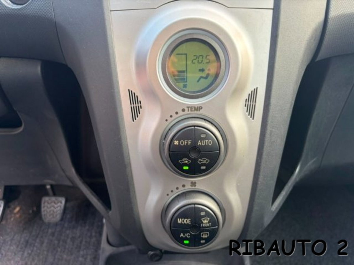 Toyota Yaris 1.0 5 porte Luxury pack (6)