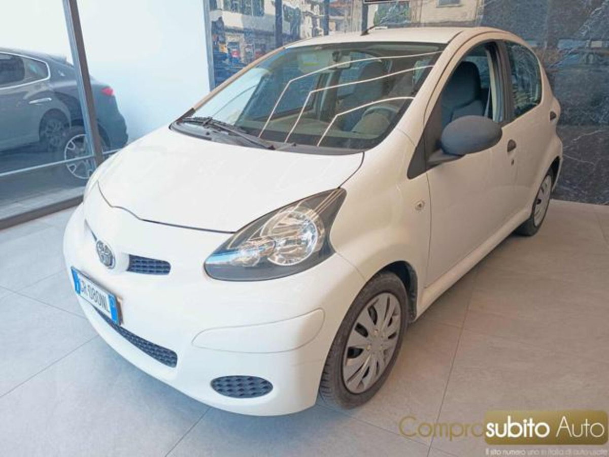 Toyota Aygo 1.0 12V VVT-i 5 porte Lounge (2)