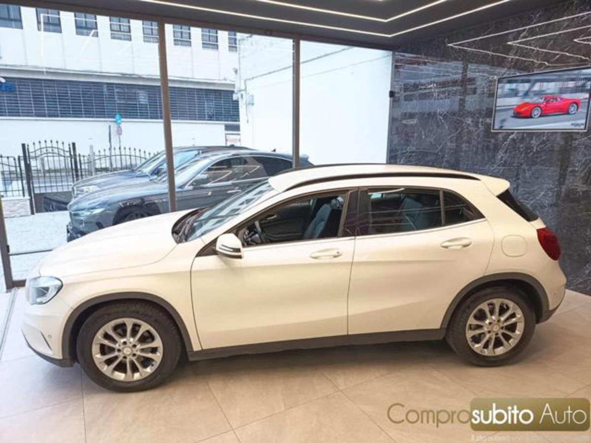 Mercedes-Benz GLA SUV 200 d Automatic 4Matic Premium (9)