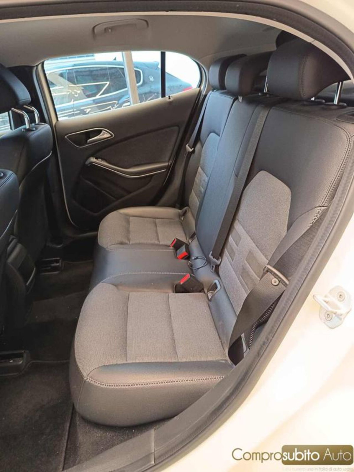 Mercedes-Benz GLA SUV 200 d Automatic 4Matic Premium (14)