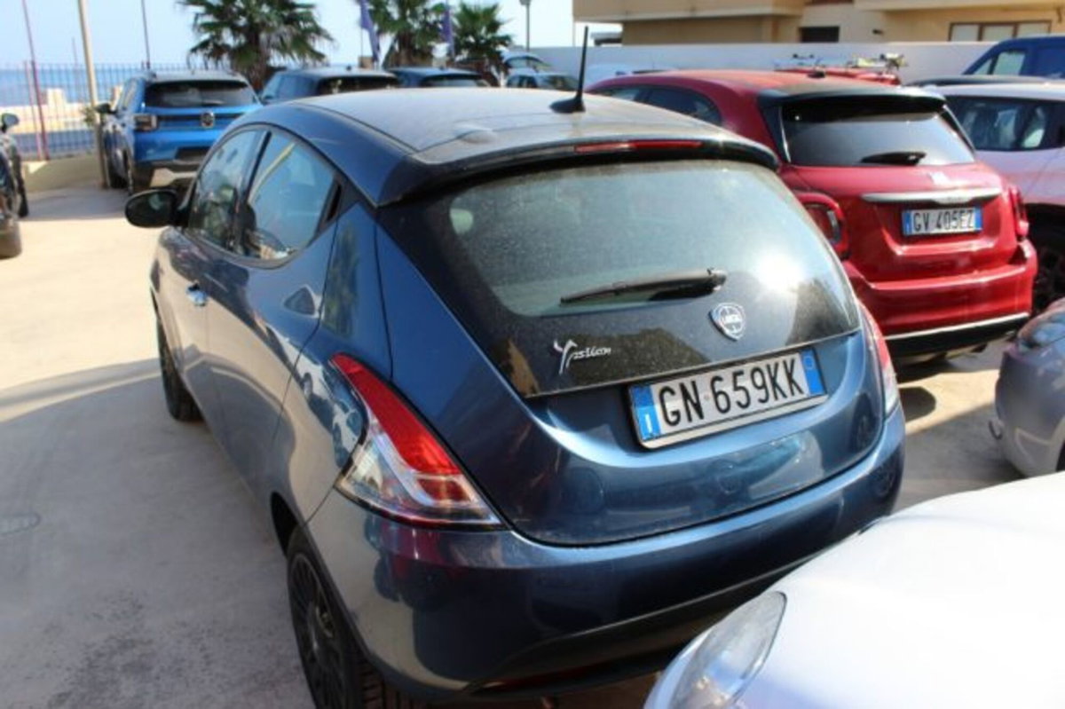 Lancia Ypsilon 1.0 FireFly 5 porte S&S Hybrid Silver Plus (3)