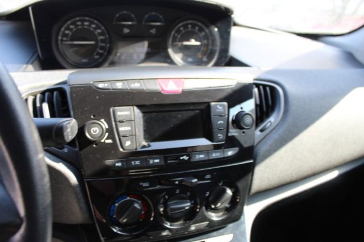 Lancia Ypsilon 1.0 FireFly 5 porte S&S Hybrid Silver Plus (8)