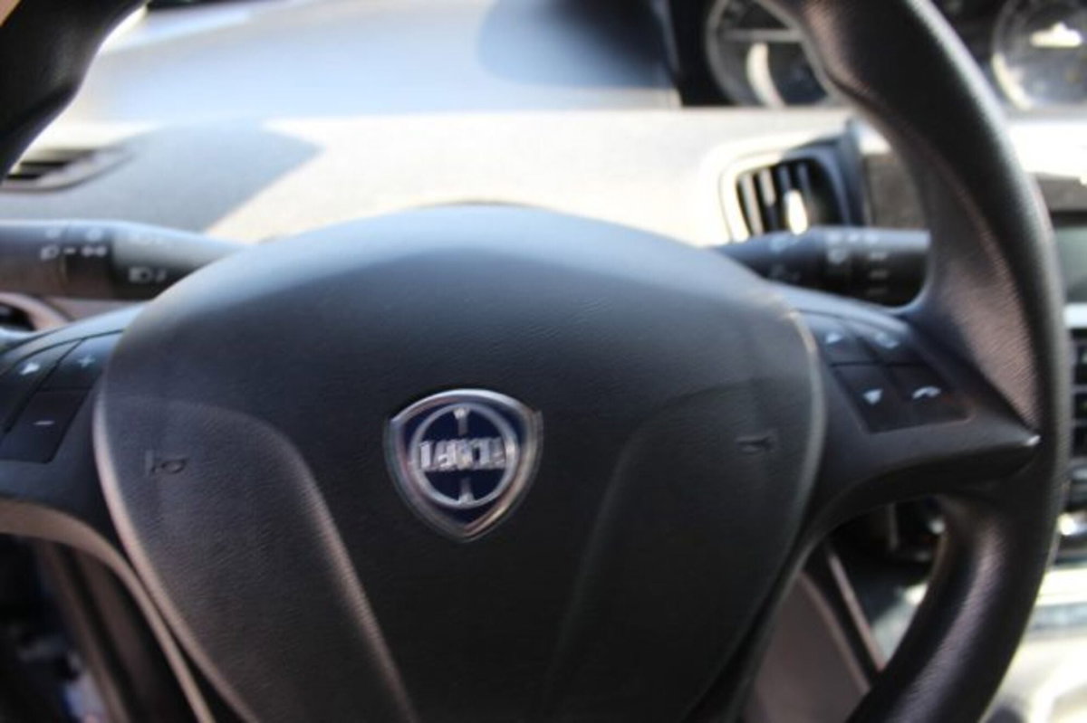 Lancia Ypsilon 1.0 FireFly 5 porte S&S Hybrid Silver Plus (9)