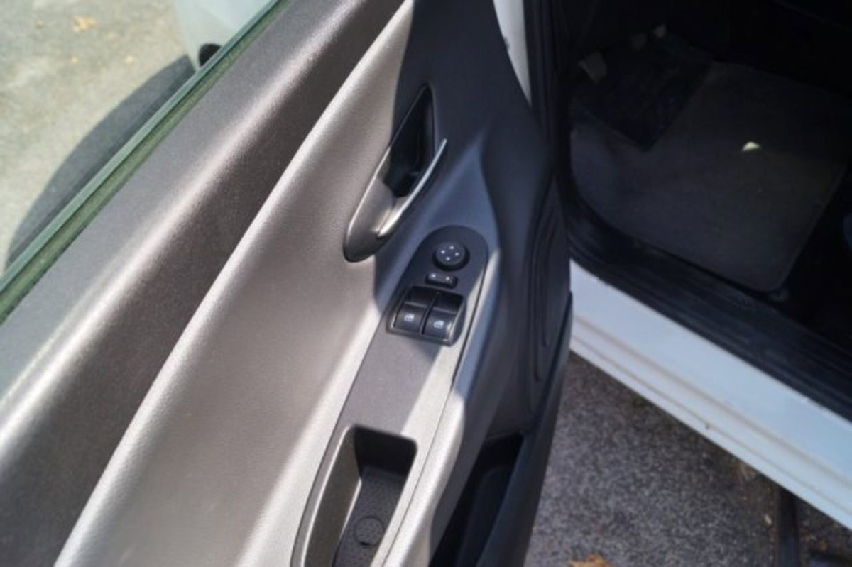Lancia Ypsilon 1.2 69 CV 5 porte Silver (11)