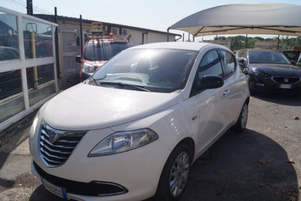 Lancia Ypsilon 1.2 69 CV 5 porte Silver (2)