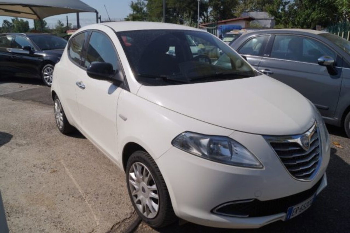Lancia Ypsilon 1.2 69 CV 5 porte Silver (3)