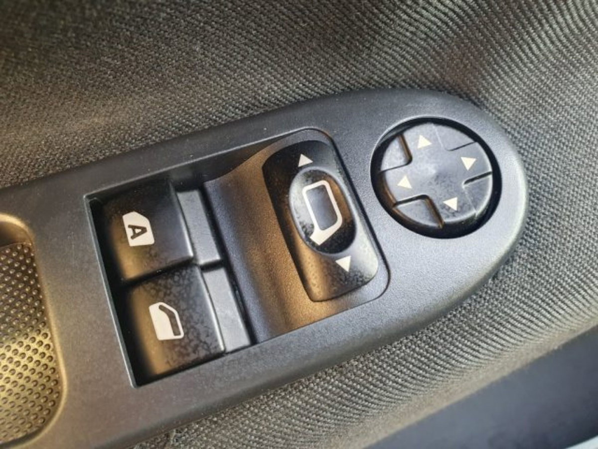 Peugeot 207 HDi 70CV 5p. X Line Business (16)