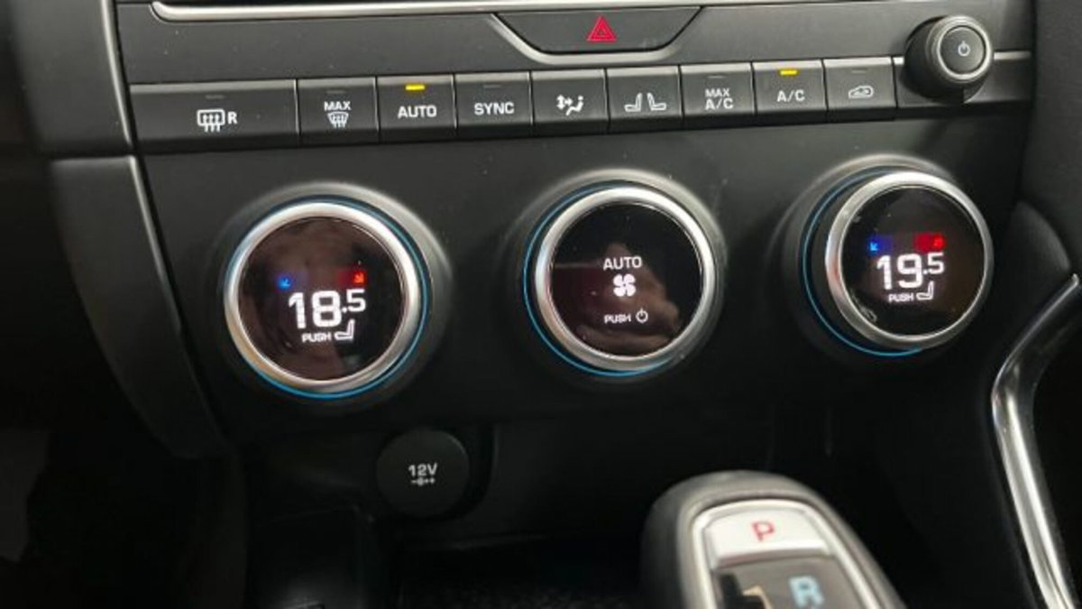 Jaguar E-Pace 2.0D 150 CV AWD aut. R-Dynamic (13)