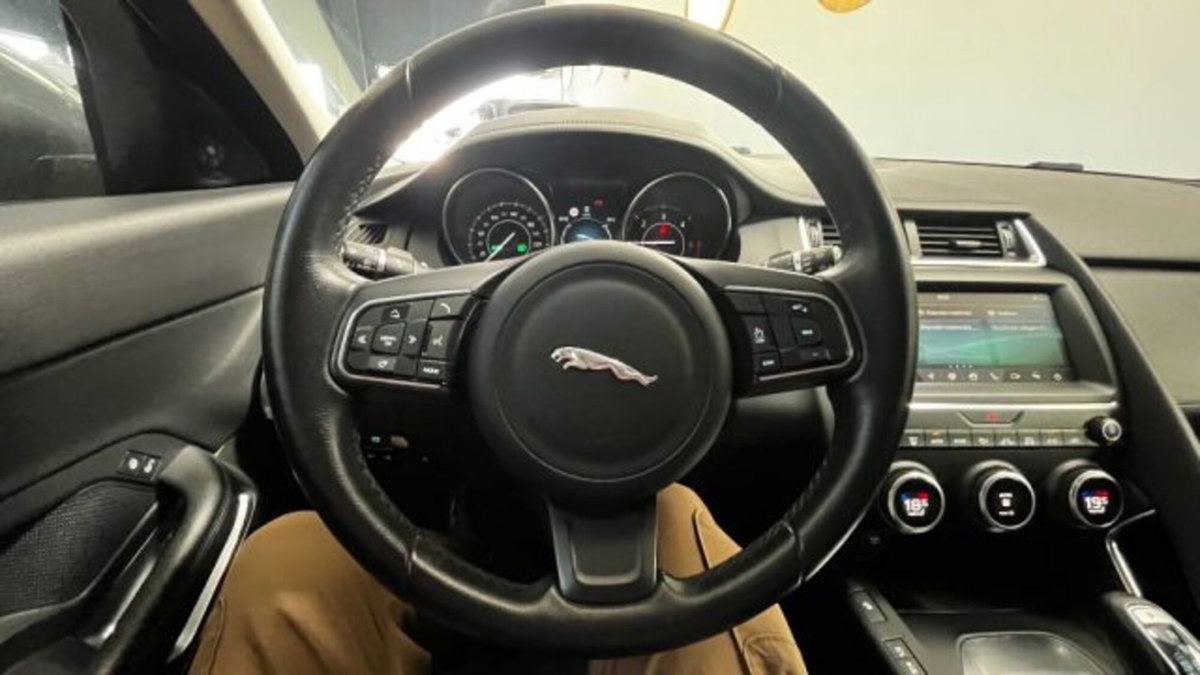 Jaguar E-Pace 2.0D 150 CV AWD aut. R-Dynamic (14)