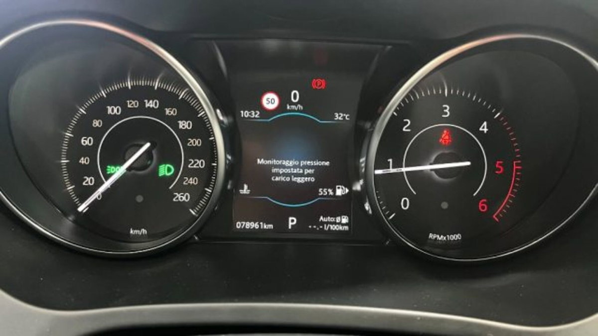 Jaguar E-Pace 2.0D 150 CV AWD aut. R-Dynamic (9)