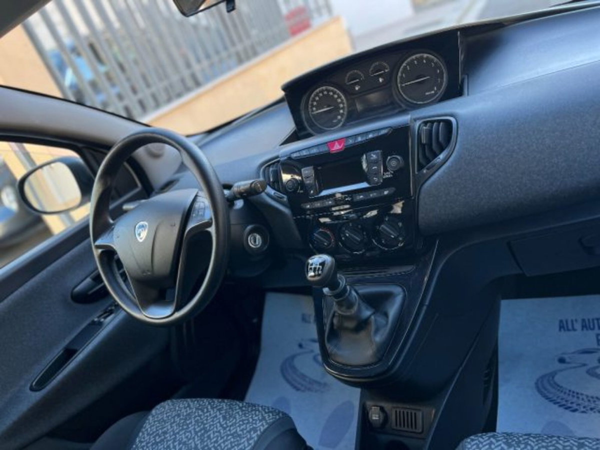 Lancia Ypsilon 1.0 FireFly 5 porte S&S Hybrid Gold Plus (11)