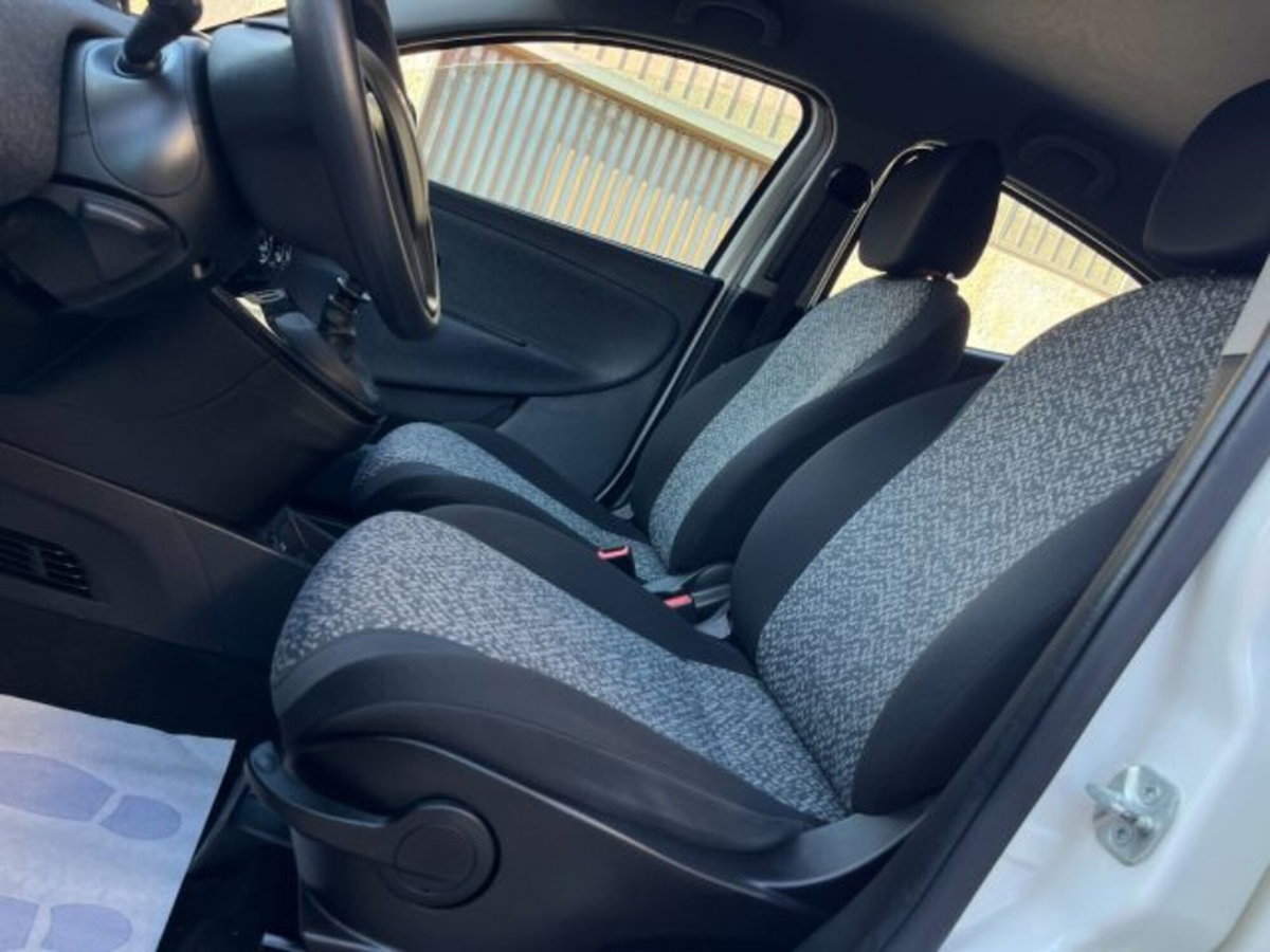 Lancia Ypsilon 1.0 FireFly 5 porte S&S Hybrid Gold Plus (18)