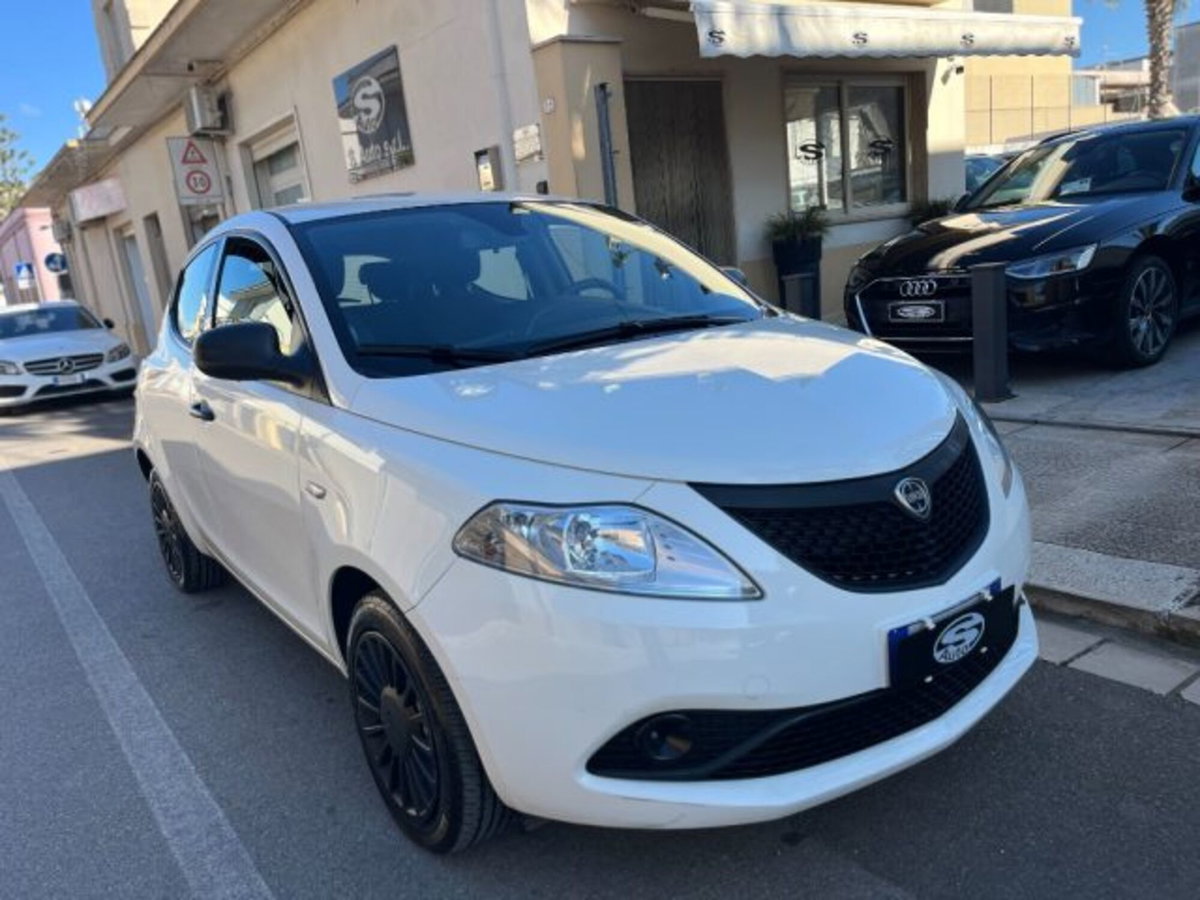 Lancia Ypsilon 1.0 FireFly 5 porte S&S Hybrid Gold Plus (2)