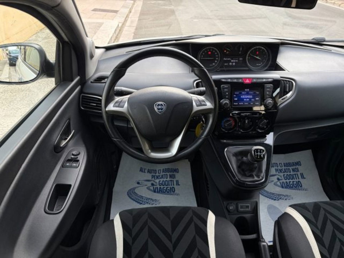Lancia Ypsilon 1.2 69 CV 5 porte Gold (11)