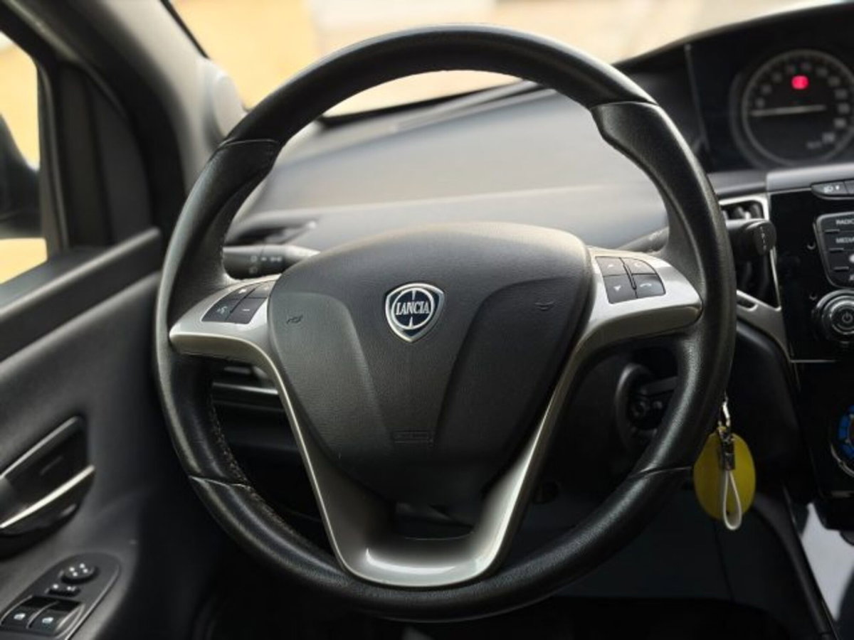 Lancia Ypsilon 1.2 69 CV 5 porte Gold (13)